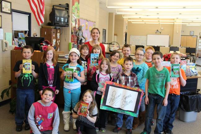 Lynne Silber and Mrs. Ivanov&#x2019;s second grade class