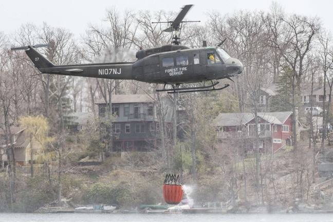 Fire burns 75 acres in Wawayanda State Park A state forest fire helicopter drops down over Highland Lakes to pick up a bucket of water and heads back to the fire scene in Vernon at 12:00 PM on Tuesday.