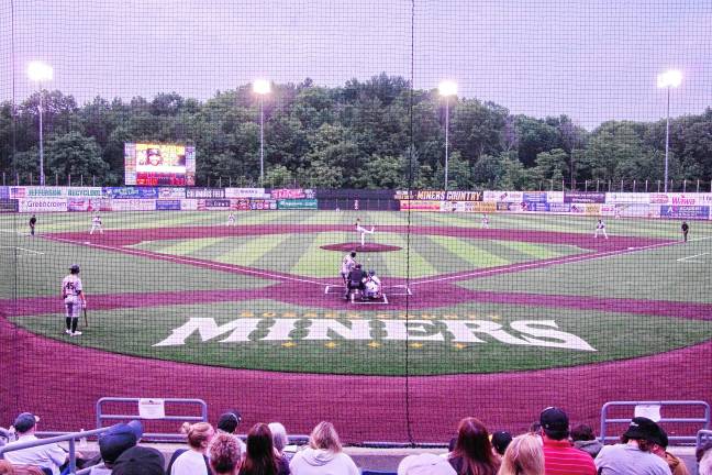 Miners leading division <b>The Sussex County Miners and the Québec Capitales on the field.</b>