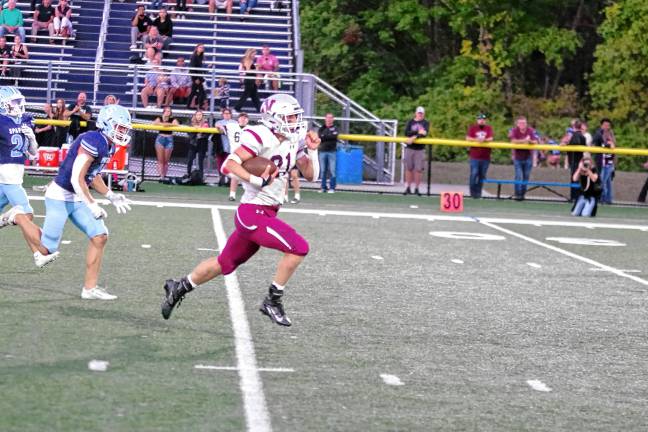 High Point remains undefeated <b>SN3 In the second quarter, Newton running back Nick Kurilko makes it to the open field. He scored two touchdowns.</b>