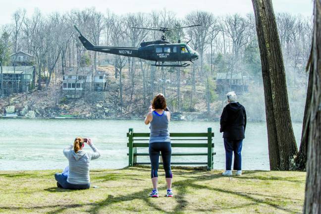 Fire burns 75 acres in Wawayanda State Park Residents gather at a Highland Lakes Marina to take photos of the state fire service helicopter picking up water to drop on the forest fire in Vernon on Tuesday afternoon.