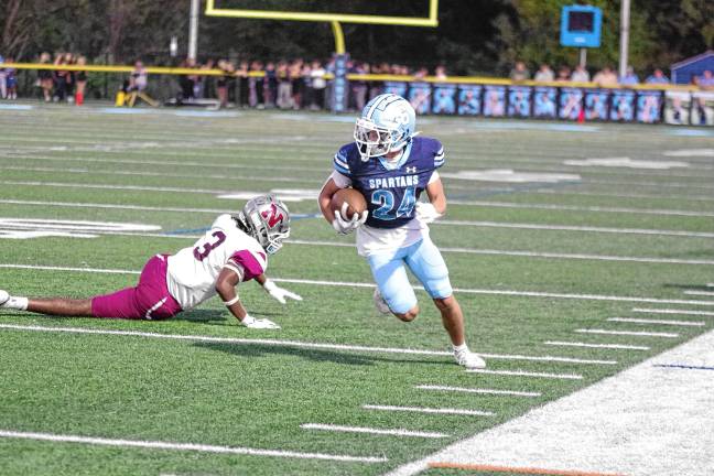 High Point remains undefeated <b>SN5 Sparta wide receiver Anthony Settembre carries the ball in the first half.</b>