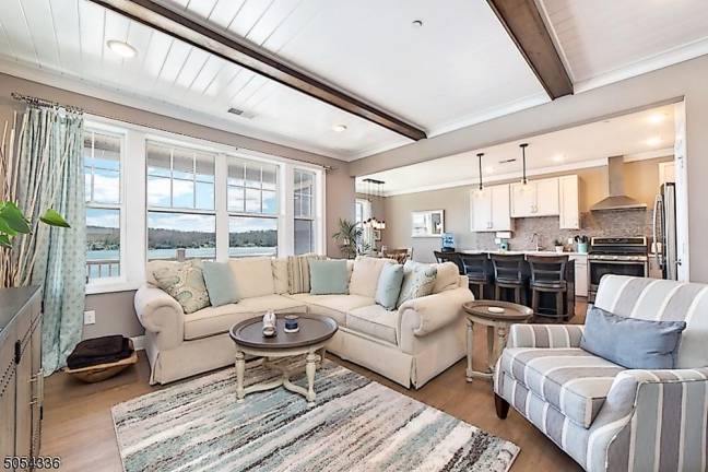 Mariner’s Pointe lakefront townhouse is modern and stylish Mariner’s Pointe lakefront townhouse is modern and stylish