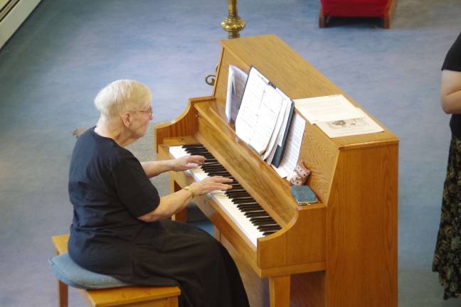 Eleanore Hewitt O&#xed;Mara performed on the piano.