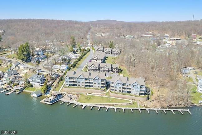 Mariner’s Pointe lakefront townhouse is modern and stylish Mariner’s Pointe lakefront townhouse is modern and stylish