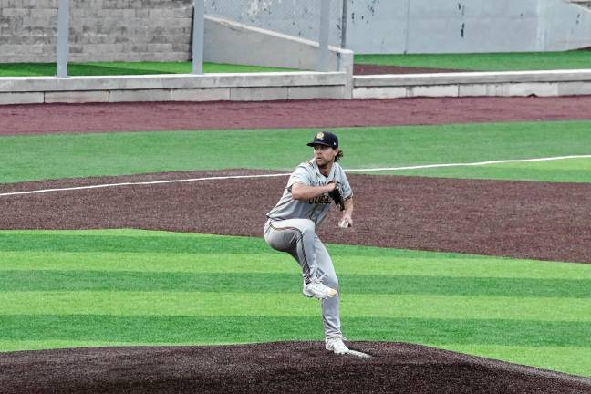 Miners leading division <b>Quebec Capitales pitcher Harley Gollert pitched for seven innings, resulting in six strikeouts.</b>