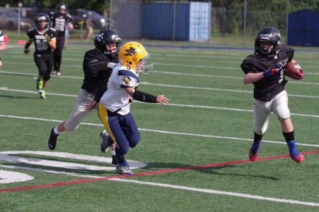 Far right, Wallkill Valley sixth grade running back Tommy Testino breaks it to the outside.