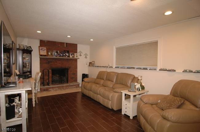 Barry Lakes home waits for new owner Barry Lakes home waits for new owner