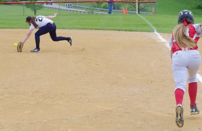 Vernon first baseman Olivia Vizzini fails to grab the ball as it bounces off of her glove in the third inning.