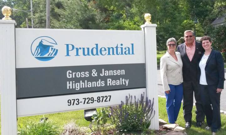 Mother, daughter team joins Prudential