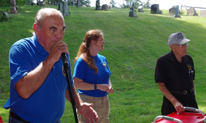 At left, Army Veteran and Sussex County Freeholder Richie Vohden of Green welcomed the veterans and their family members to the fourth annual veterans&#xfe;&#xc4;&#xf4; picnic.