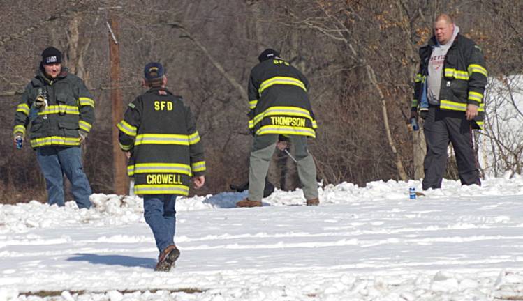 Chili Open draws 120 Golfers to fairgrounds Harry Thompson (third from left) prepares for a chip shot through the snow as fellow Sussex Borough firefighters Chris Ross, Rich Crowell, and Scott Theobold look on.