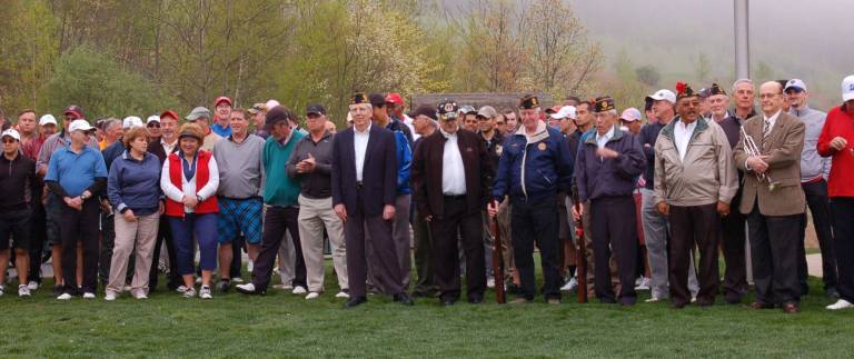 Members of the Flag Raising committee and players in the outing gather together for a group photograph.