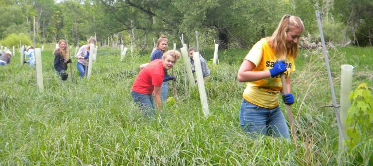 High Point class collaborates in tree planting High Point students Victoria Scholz (left) and Bri Faltraco (center).