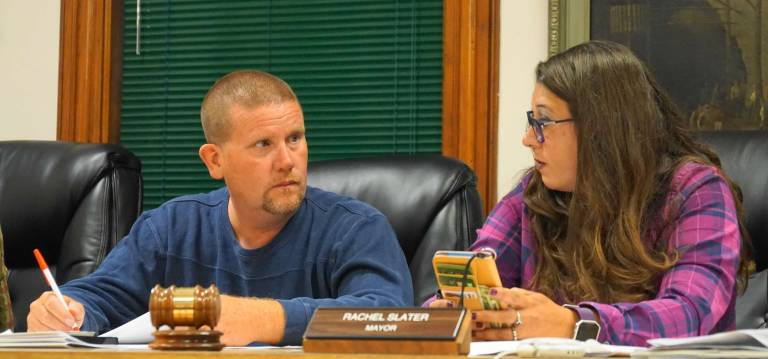 From left, Councilman Robert Gunderman discusses police overtime with Mayor Rachel Slater.