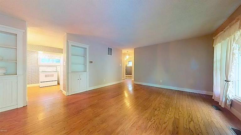 Three-bedroom ranch in a great location Three-bedroom ranch in a great location