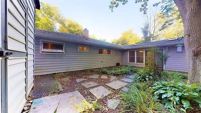 Three-bedroom ranch in a great location Three-bedroom ranch in a great location