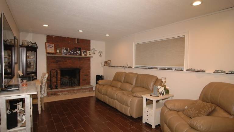 Barry Lakes home waits for new owner Barry Lakes home waits for new owner