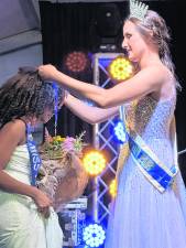 <b>2025 Queen Sophie Schaeffner awards the People’s Choice winner, Miss Vernon Evelyn Bernard.</b>