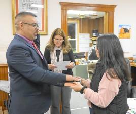 Alvarez takes oath of office