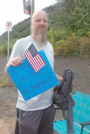Anti-mask protestor in the afternoon before the meeting, on the highway across from Delaware Valley High School (Photo by Frances Ruth Harris)