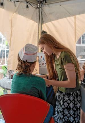 <b>Kaleigh Hansen of Lafayette Federated Church does face painting Tuesday, Aug. 5. (Photo by Nancy Madacsi)</b>