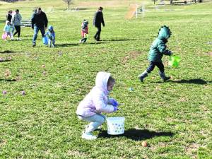 Hardyston children hunt for Easter eggs.