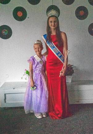 <b>Little Miss Wantage Annika Gebauer poses with Sophie Schaeffner, Queen of the Fair, on Tuesday, Aug. 5. (Photo by Nancy Madacsi)</b>