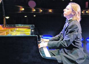 Peter Toth performs.