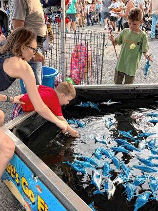 <b>Fair-goers go fishing Saturday, Aug. 2. (Photo by Denise von Wilke)</b>