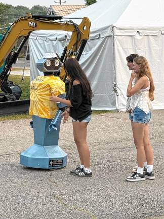 <b>Fair-goers encounter a robot Tuesday, Aug. 5. (Photo by Denise von Wilke)</b>