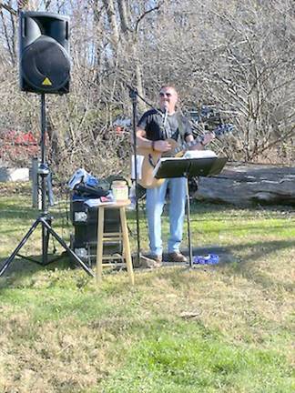 Billy Ruddy entertained the group at the Chili Cook-off and Cookie Contest (Photo by Laurie Gordon)