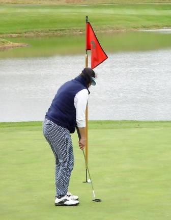 Mary Lou Nicoletti hits her winning putt to capture her 2nd Crystal Cup Women’s Championship