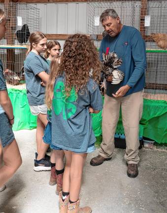 <b>Poultry judge Dwight Scott talks to 4-H members Saturday, Aug. 2. (Photo by Nancy Madacsi)</b>