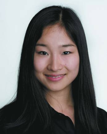 Midori Sano portrays the role of Young Nala and Jasmine.