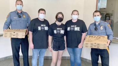 Sussex County Stars volunteers deliver pizzas to the Hardystone police (Photo provided)