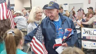 Girl scouts welcome home honor flight