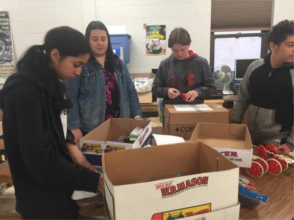Wallkill Valley class collects donations for Ukraine