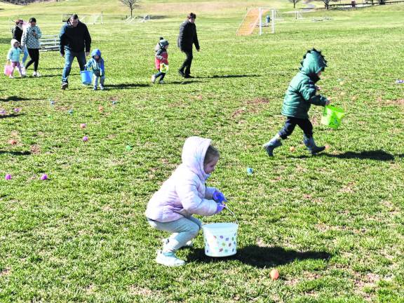 Hardyston children hunt for Easter eggs.