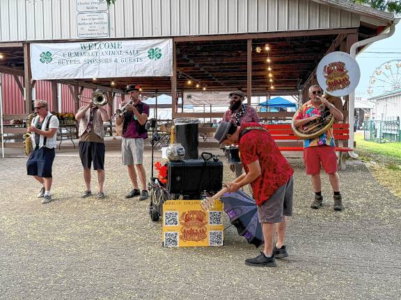 <b>A band entertains Tuesday, Aug. 5. (Photo by Denise von Wilke)</b>