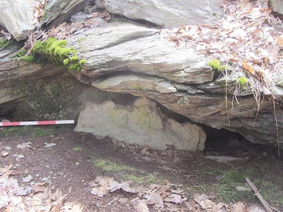 In Norman Muller’s research, he described this feature as a “scallop-edged standing stone that had been placed under an overhang of a large boulder,” also in the Bushkill, Pennsylvania area.