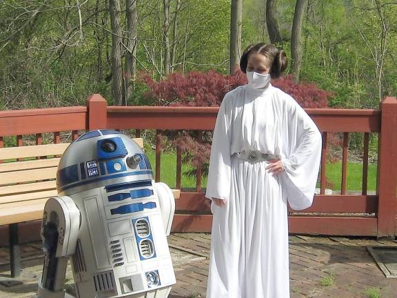 R2D2 and Princess Leia chat on the library's deck (Photo by Janet Redyke)