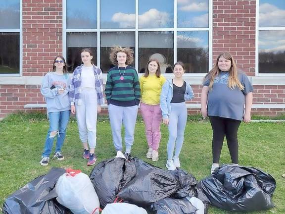 Girl Scout Cadettes Catherine Byra, Cara Masino, Sabrina Barbato, Gabby Rubalcava, Nicole Wasniowska, and Brooke Jensen helped clean up trash in the town park.
