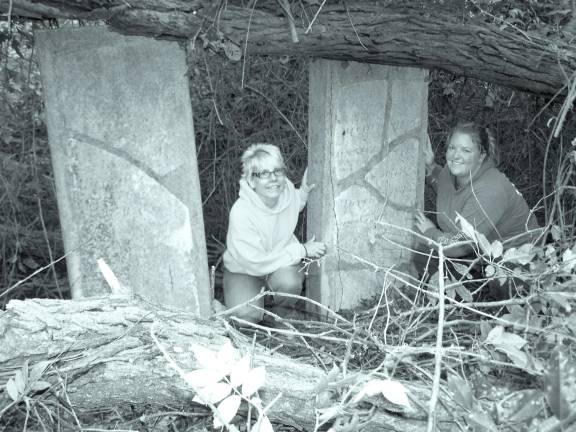 DAR members receive award for restoring local grave markers of Revolutionary War Veterans