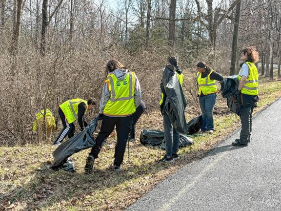 HC1 Members of the Wallkill Valley Regional High School Ecology Club collect litter along Bunn and Franek roads in Hardyston on March 20. (Photos provided)