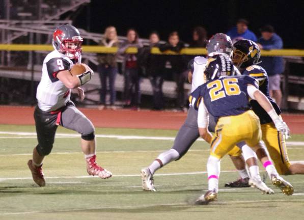 High Point ball carrier Jacob Liscinsky (9) runs through an opening in the first quarter.