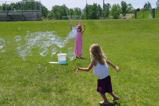 A popular attraction at the festival was Edward Miller of Hamburg, who released hundreds of bubbles simultaneously with his Easy Bubble bubble wands. Anyone who wanted to could try his or her hand at it.