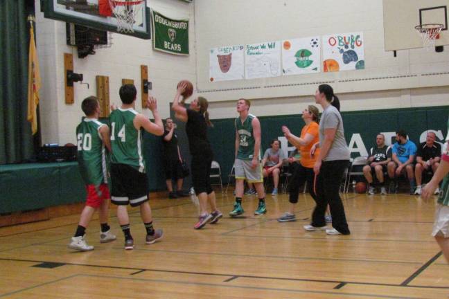 Faculty-alumni game raises $540 for eighth-grade class