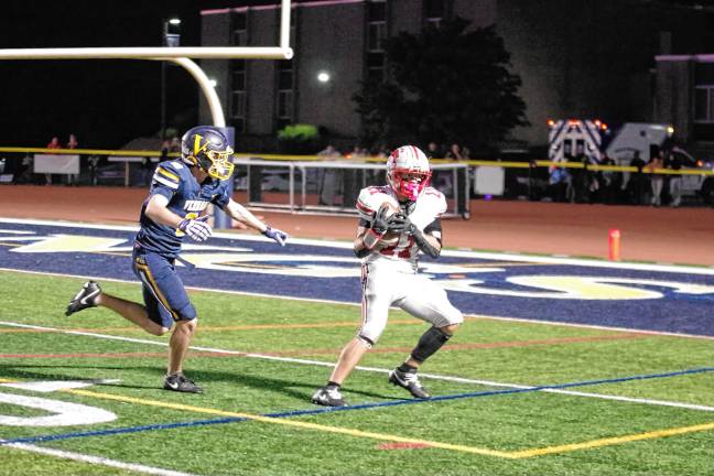 <b>In the second quarter, High Point receiver Landon Sorensen catches the ball as Vernon cornerback Dean Grundy closes in. Sorensen made it to the end zone before being tackled.</b>