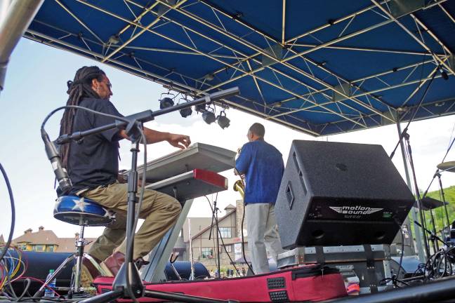 Entertainment included Big Fun(k) with saxophonist/composer Don Braden, drummer Karl Latham, keyboardist/vocalist Nick Rolfe, and bassist Gary Foote who performed a wide variety of musical genres.